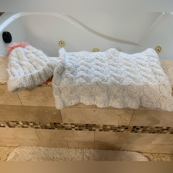 Juicy by Juicy Couture Faux Fur Toboggan Hat + matching Neck Warmer - Picture 3 of 8